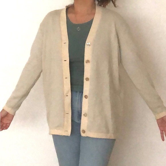 Maria Sartini Cashmere Two-Tone Mother of Pearl Button-up Cardigan - Picture 3 of 7